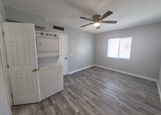 Building Photo - 3459 E Pima St