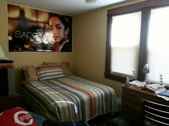 Building Photo - 1823 W Cornelia Ave