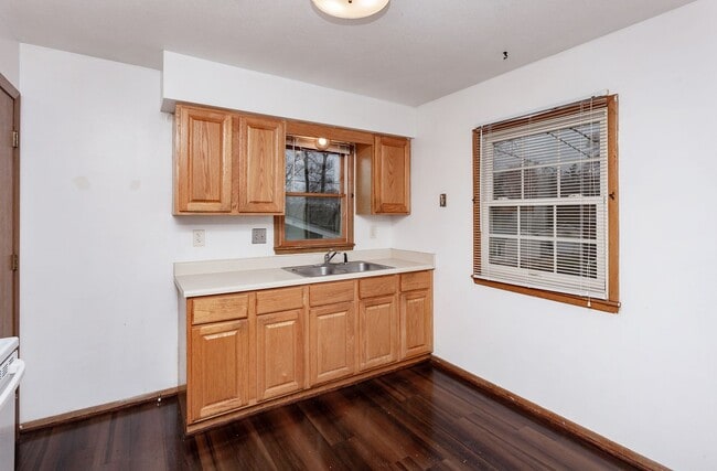 Building Photo - CHARMING! 2 Bedroom, 1 Bathroom Duplex in Des Moines!!