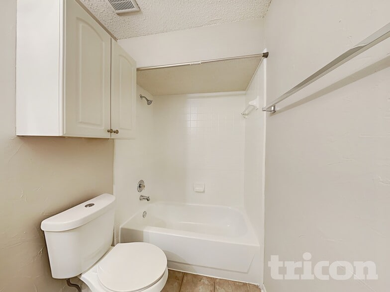 Building Photo - 1041 Essex Dr