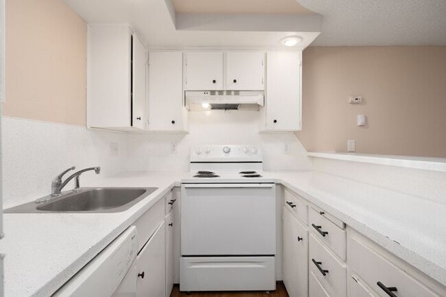 Building Photo - Beautiful 1x1 Rustic-Style Apartment