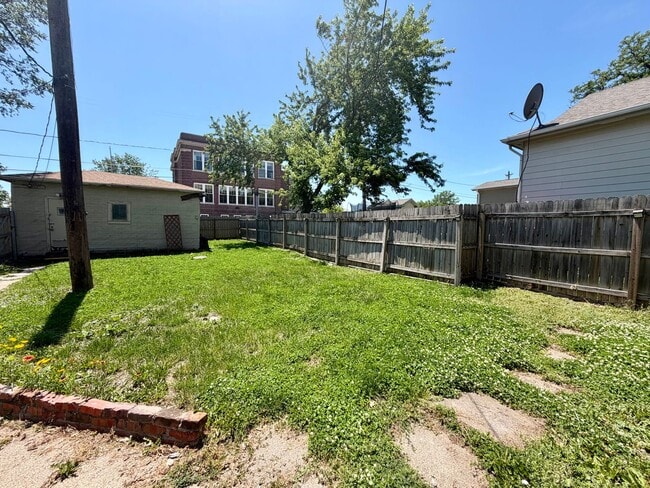 Building Photo - Centrally located 2 bedroom 1 bath house
