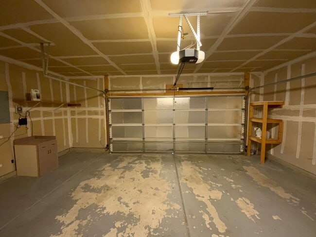 Building Photo - 3 Bedroom Single Story Home Available Near...