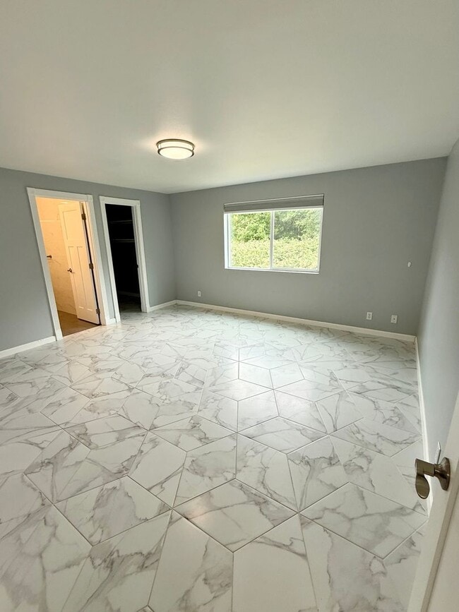 Building Photo - Spacious house in Bremerton.