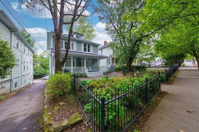 Building Photo - 693 Myrtle St NE