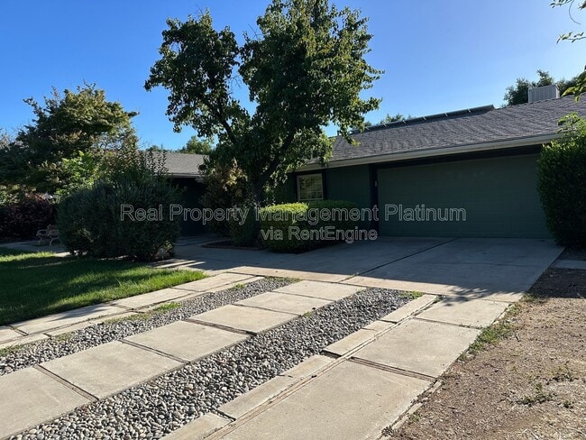 Building Photo - 9077 N Fowler Ave