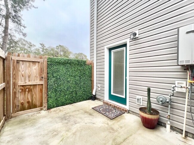 Building Photo - 9 Praiseworthy Dr