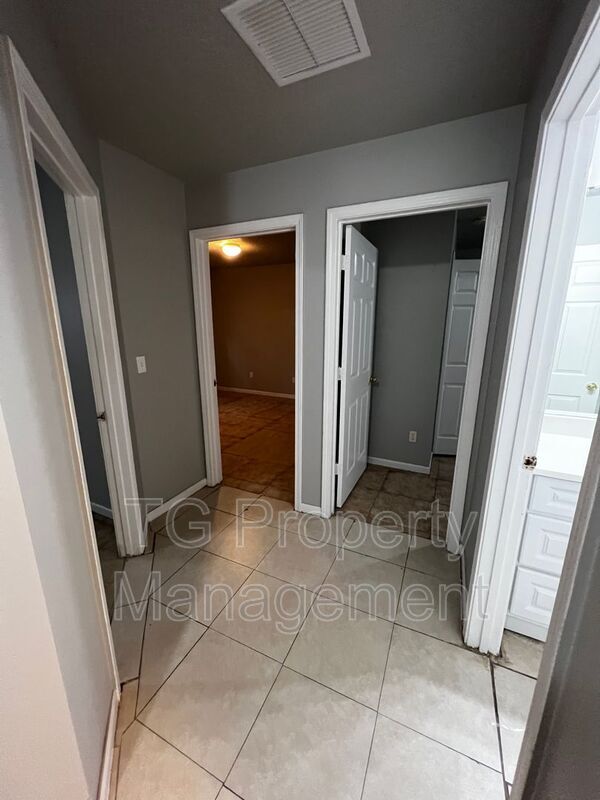 Building Photo - 7651 Bob O Link Rd