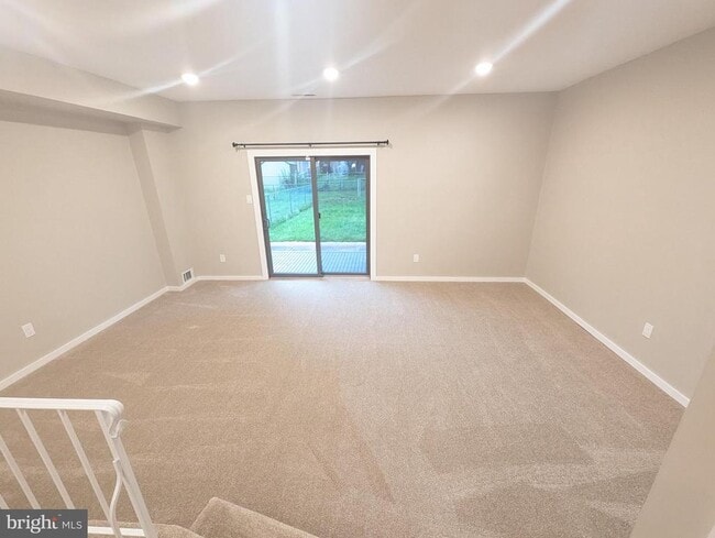 Building Photo - 988 Beechwood Pl