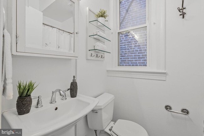 Building Photo - 424 11th St NE