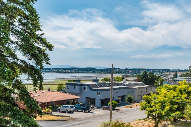 Building Photo - 2 Bed 2 Bath Water View Condo - Water/Sewe...