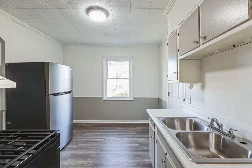Building Photo - 1573 Jermain Dr