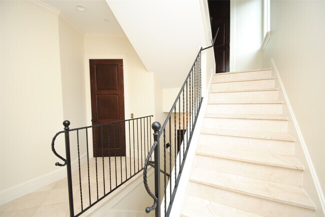 Building Photo - 302 Calle Sevilla Pl