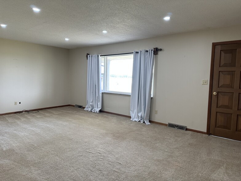 Spacious Living Room - 3655 W Allens Bridge Rd