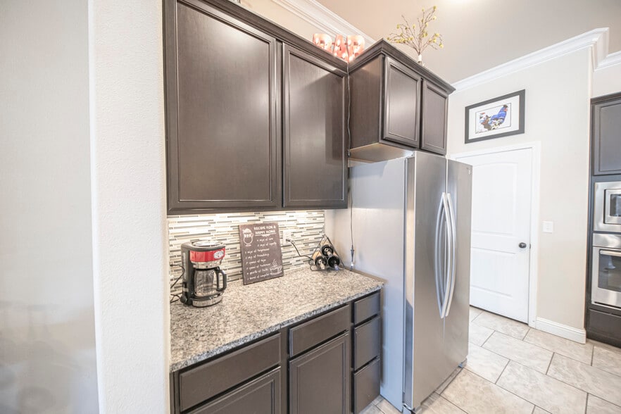 Building Photo - 6922 Ranch Hand Dr