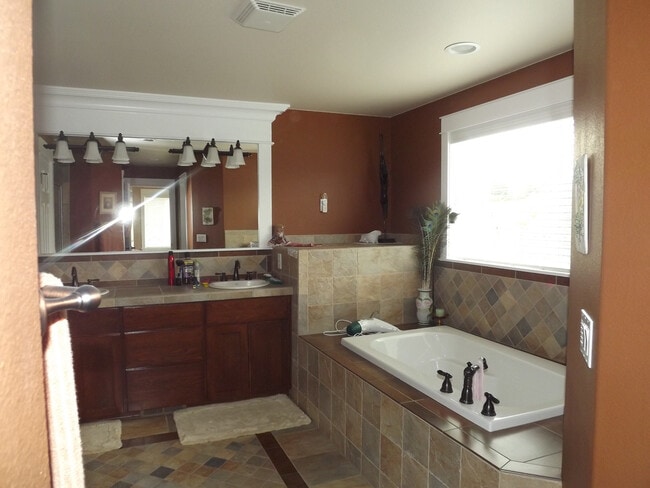 Building Photo - Gorgeous 3 bedroom, 2.5 bath in "Eagle Hei...