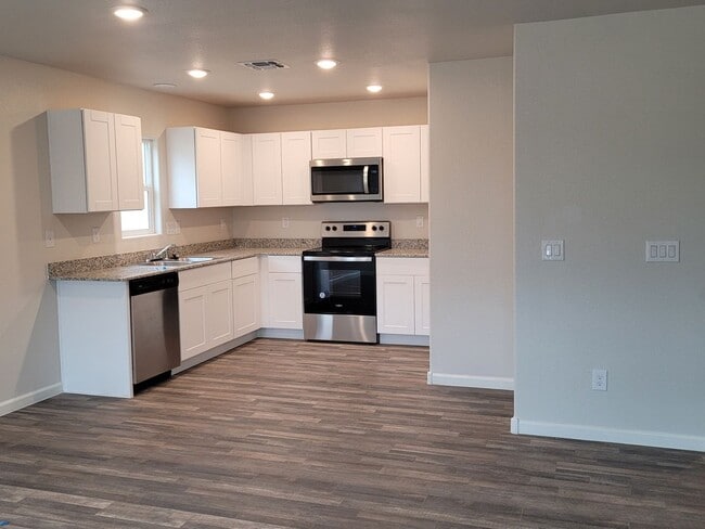 Building Photo - Beautiful 3/2 bath home located in Chaparral Terrace gated community.