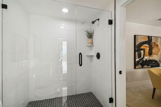 Building Photo - 4910 W San Miguel St