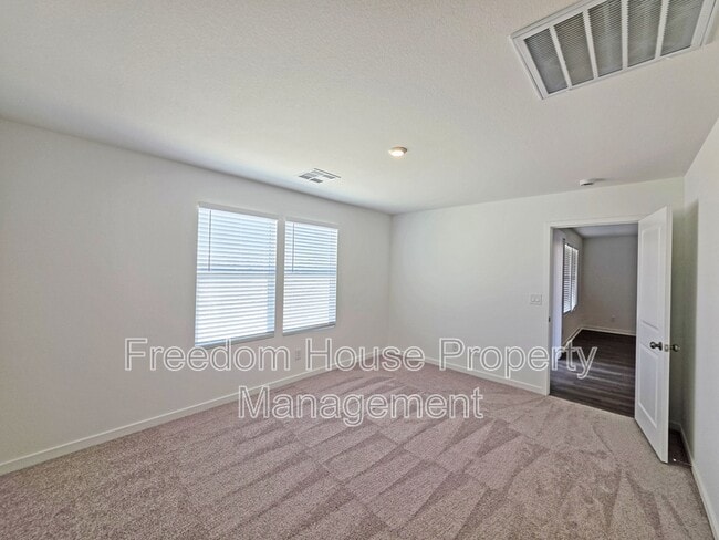 Building Photo - 663 Huyana Wind Dr