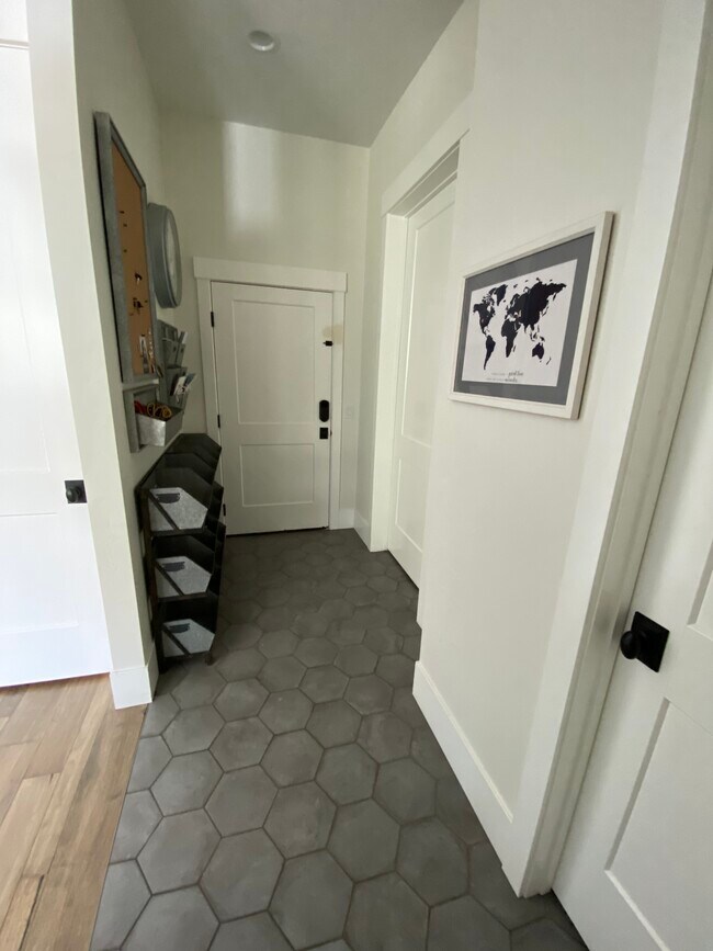 Building Photo - 530 Craftsman Way