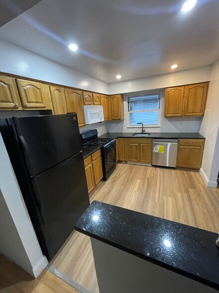 Building Photo - 160 Laconia Ave