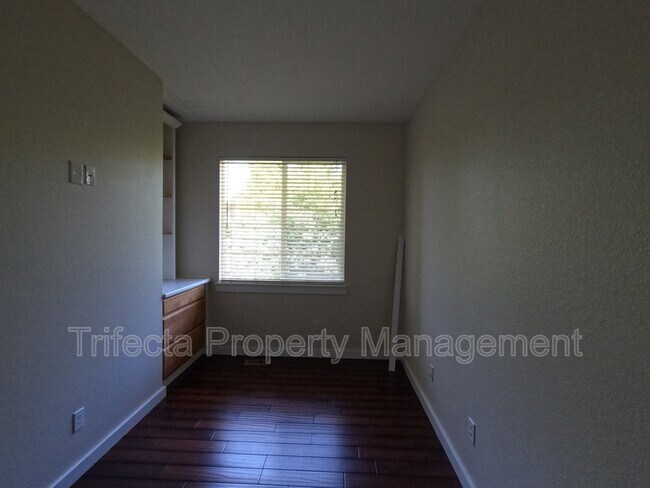 Building Photo - 2215 Harvest St