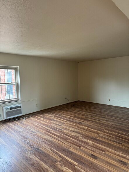 Building Photo - 15925 Van Aken Blvd