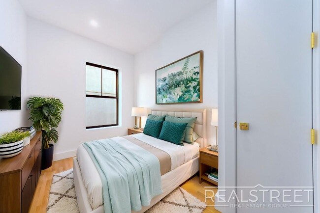 Building Photo - Stunning 3 bed 3 Bath with WD in unit and ...