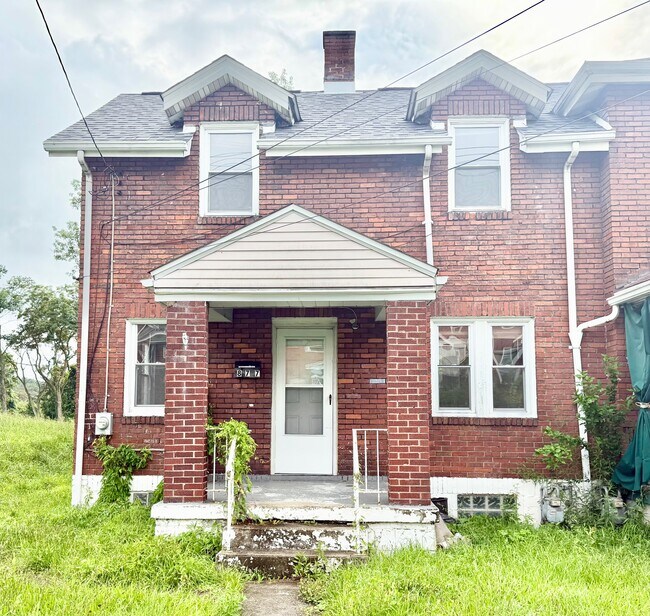 Primary Photo - 877 Vankirk St
