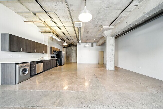 Building Photo - 825 East 4th St