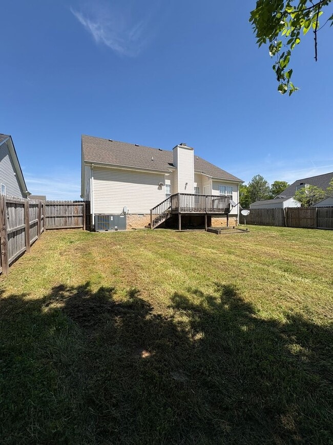Building Photo - Nice home awaiting you to call home today- close to shopping and dining