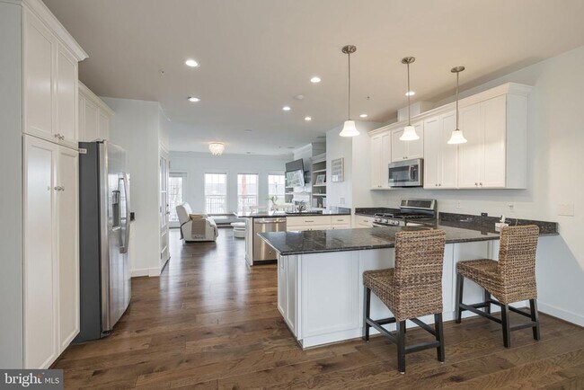 Building Photo - 610 Marina Landing Ln