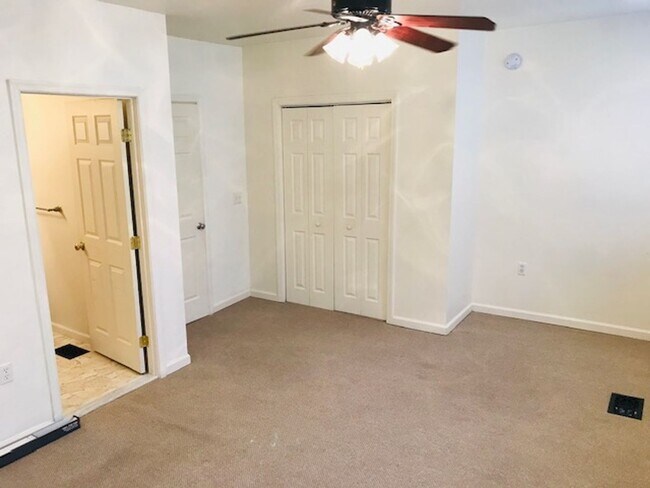 Building Photo - 2 Bed 2.5 Bath row house located just a short distance from RFK stadium in NE Washington, DC.