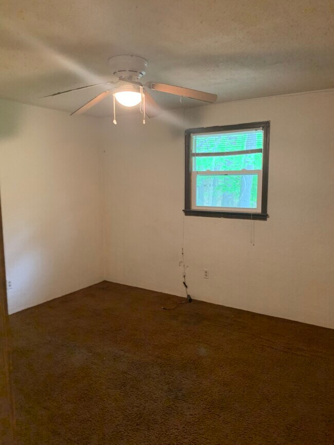 Building Photo - 1112 Hidden Valley Dr