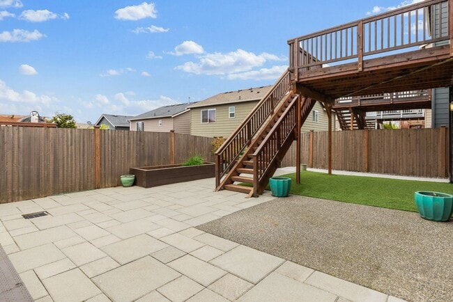 Building Photo - Immediately available 4-bedroom 3.5 bath