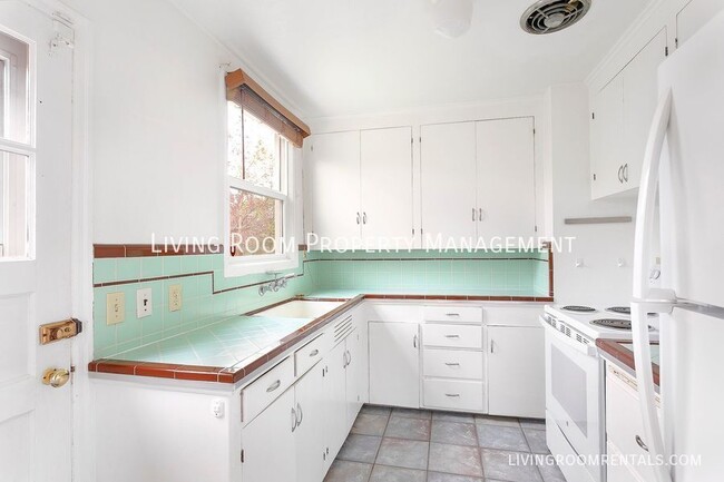 Building Photo - 3231 NE Alberta St