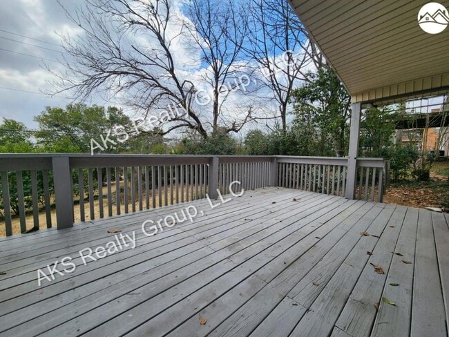 Building Photo - 1613 Stonewall Dr