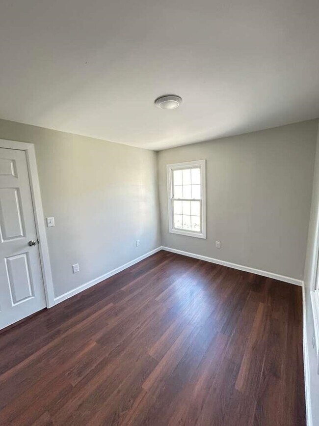 Building Photo - 8 Hampton St