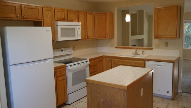 Building Photo - 4 Bed 3 Bath off Dublin/Powers w/AC- Avail...