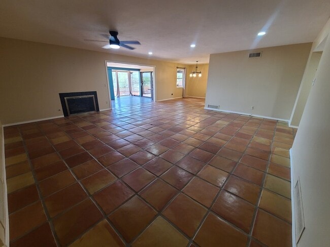 Building Photo - Beautiful 3bedroom 2 bathroom