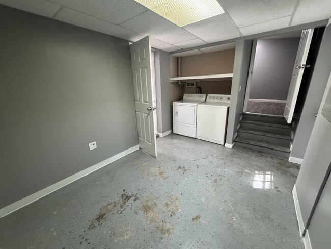 Building Photo - Charming 3-Bedroom Haven in Springfield with Spacious Living!