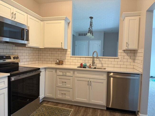 Building Photo - 5840 Bayswater