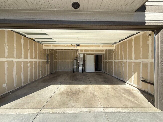 Building Photo - Newer 3 Bed/2 Bath Construction on Bend's Eastside - Cessna Drive