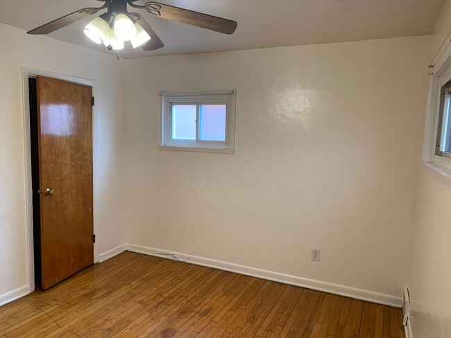 Building Photo - Two story townhouse