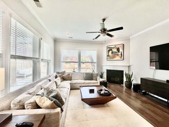 Building Photo - LUXURY TOWNHOME near Southend