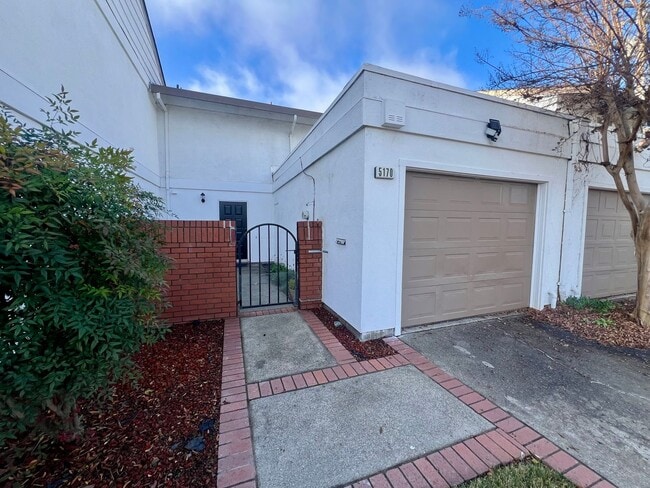 Building Photo - Great Townhome in the Pocket area close to everything!