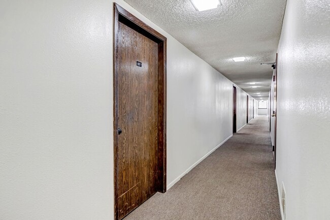 Building Photo - Skyway Condo, 2 Bed, 1.5 Bath, Secure Building