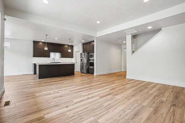 Building Photo - 6120 N Hacienda Ave