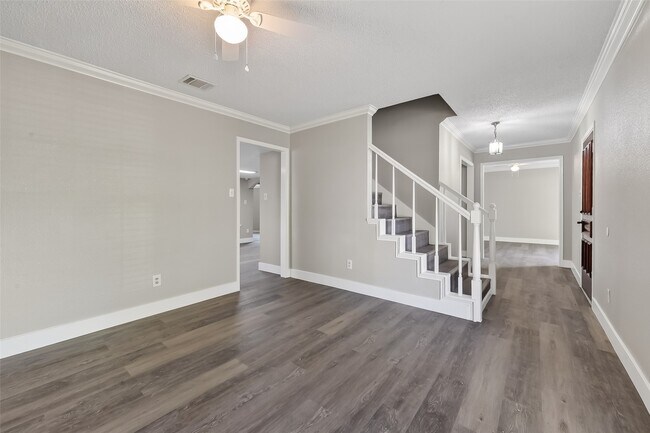 Building Photo - 4002 Cedar Ridge Ct