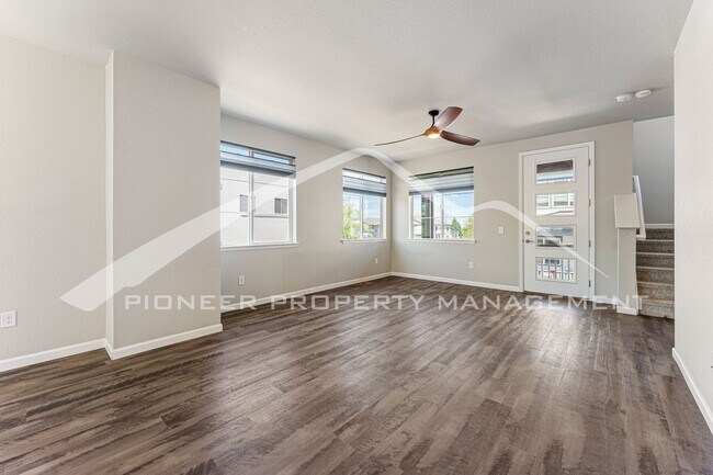 Building Photo - Gorgeous Townhouse with Washer/Dryer and C...